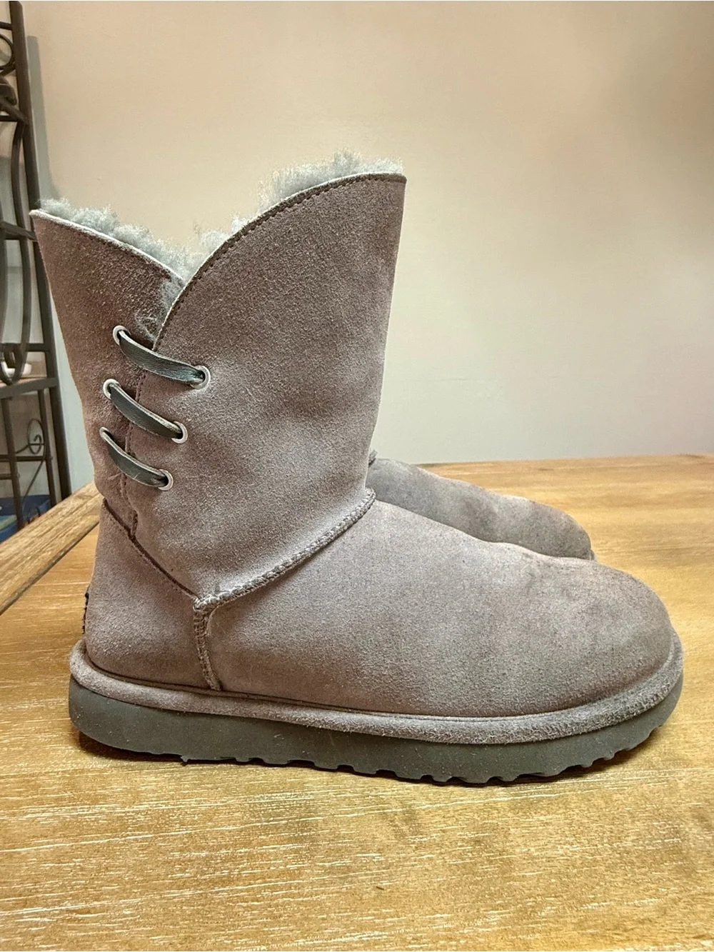UGG Women’s Constantine Boots Charcoal Gray Shearling Lace Up Detail Size 9